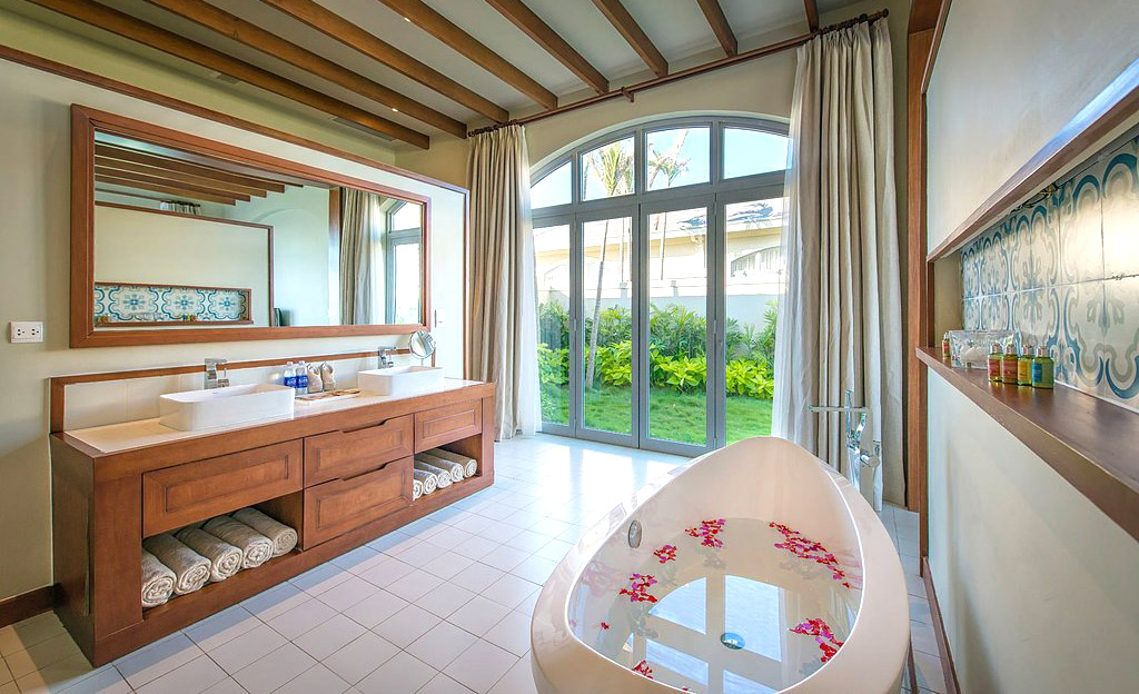 /files/images/FLCLuxuryResortSamSon/pool-villa-bathroom.jpg