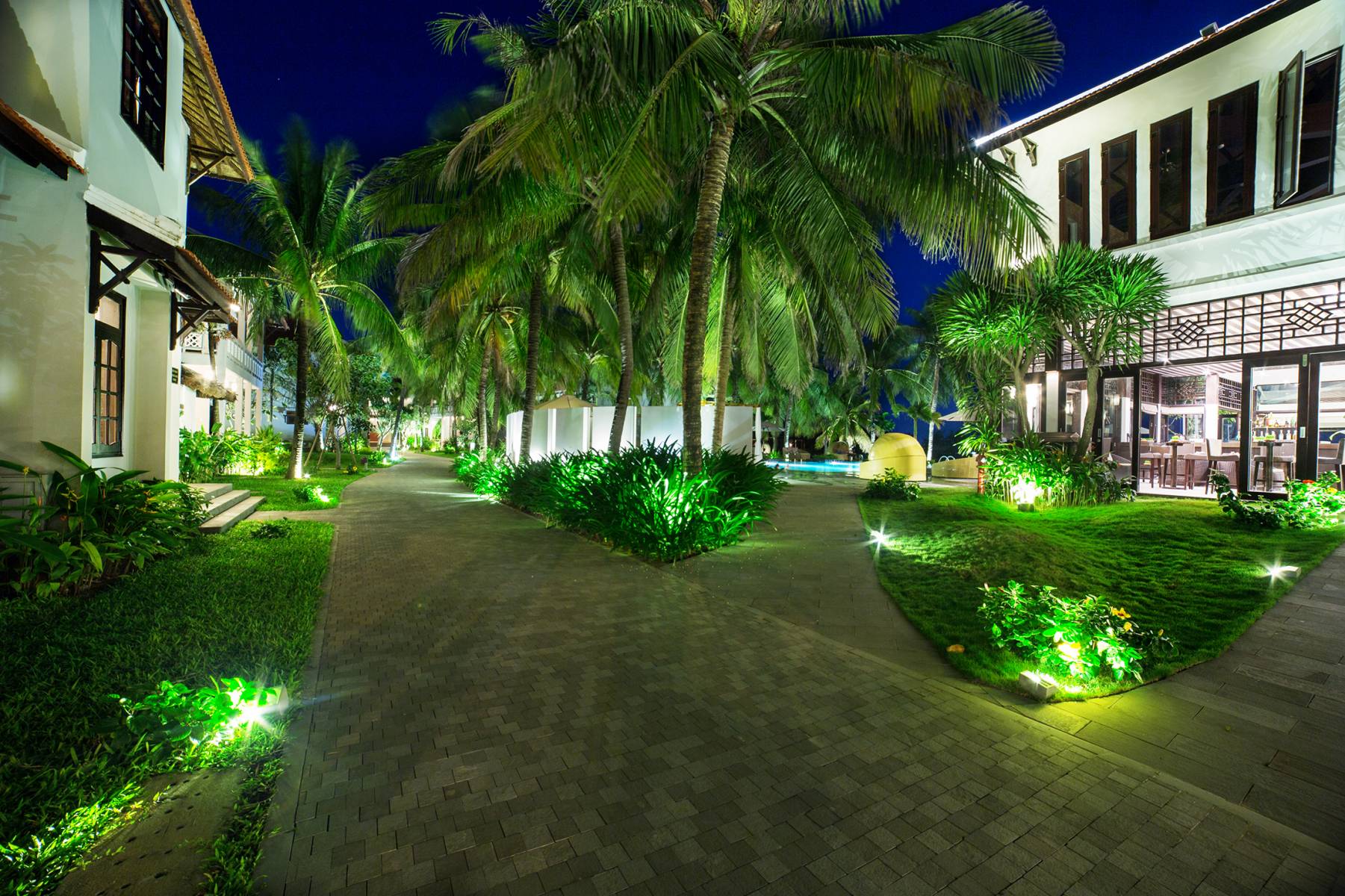 /files/images/HoianBeachResort/EGarden-at-night.jpg